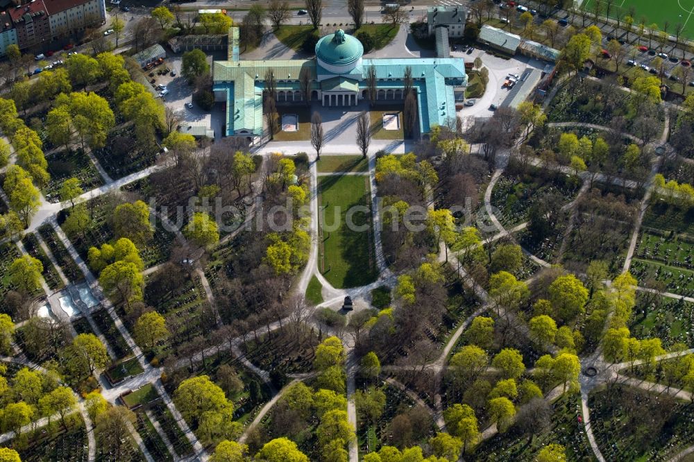 Luftaufnahme München - Gelände des Ostfriedhofes mit Aussegnungshalle am St.-Martins-Platz in München im Bundesland Bayern, Deutschland