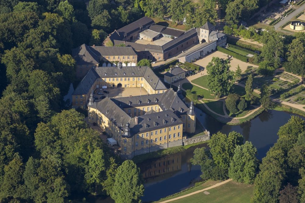 Jüchen aus der Vogelperspektive: Gelände von Schloss Dyck in Jüchen in Nordrhein-Westfalen