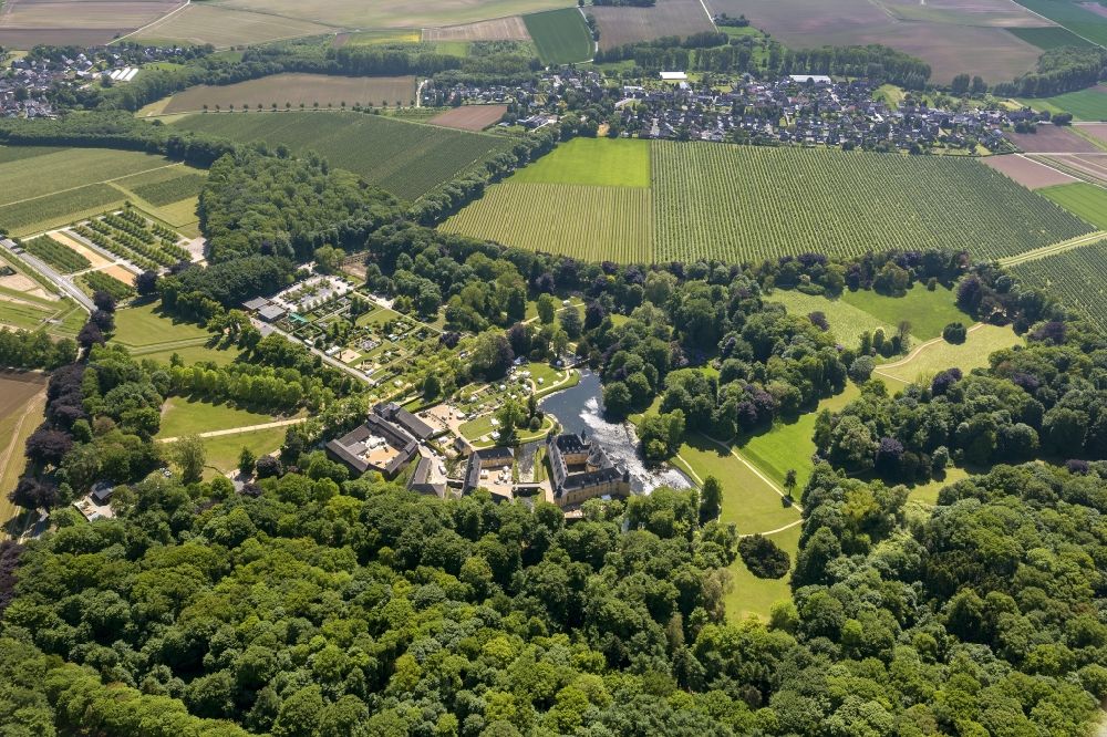 Jüchen aus der Vogelperspektive: Gelände von Schloss Dyck in Jüchen in Nordrhein-Westfalen