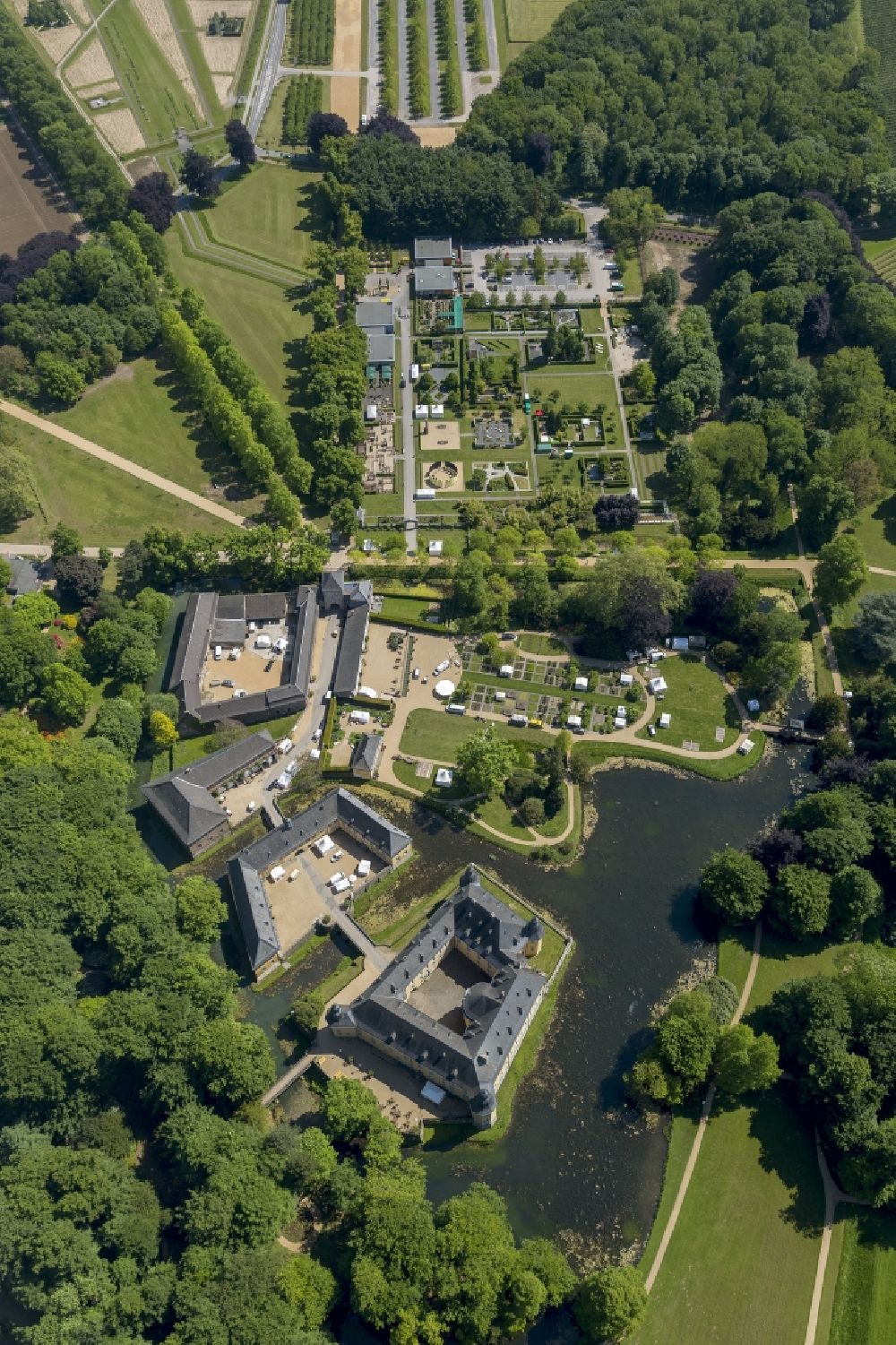 Luftbild Jüchen - Gelände von Schloss Dyck in Jüchen in Nordrhein-Westfalen