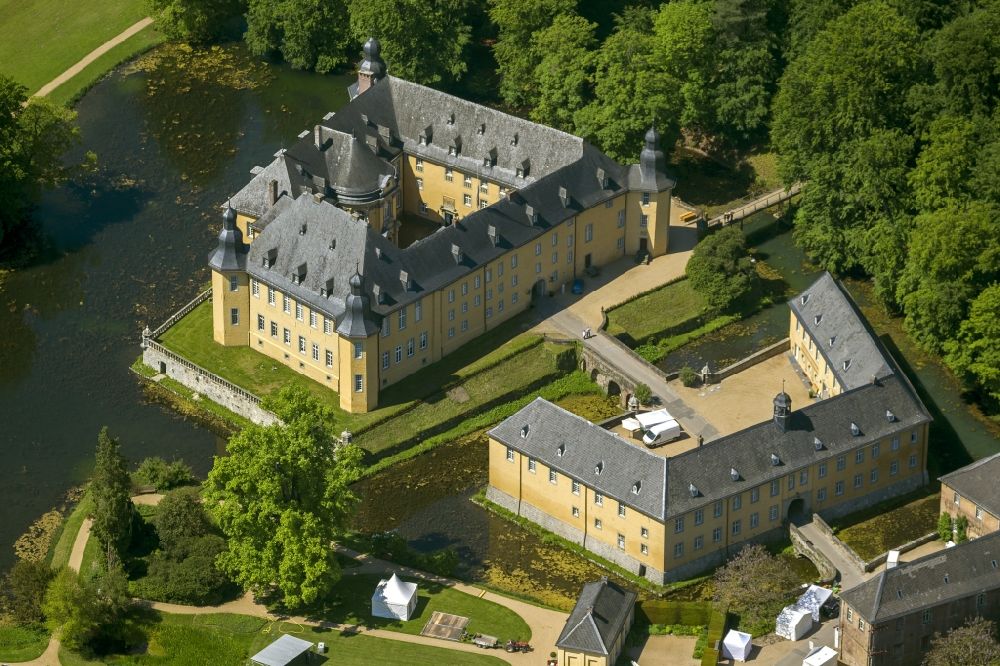 Jüchen von oben - Gelände von Schloss Dyck in Jüchen in Nordrhein-Westfalen
