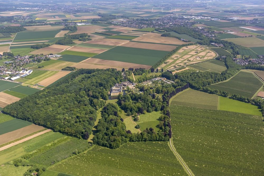 Luftaufnahme Jüchen - Gelände von Schloss Dyck in Jüchen in Nordrhein-Westfalen