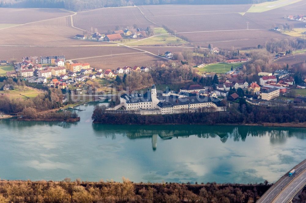 Luftaufnahme Suben - Gelände der Strafvollzugsanstalt Suben am Ufer des Inn in Suben in Oberösterreich, Österreich