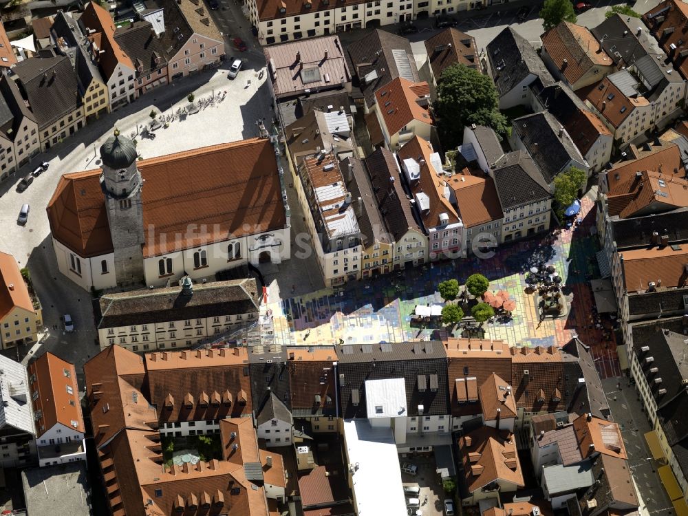 Luftbild Weilheim - Gemalte Kandinsky Stadtansicht auf farbigen Pflastersteinen des Marktplatzes in Weilheim im Bundesland Bayern
