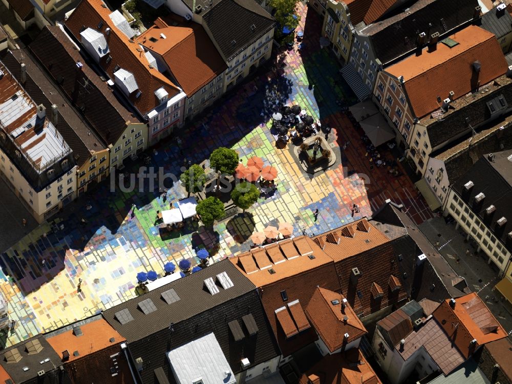Luftaufnahme Weilheim - Gemalte Kandinsky Stadtansicht auf farbigen Pflastersteinen des Marktplatzes in Weilheim im Bundesland Bayern