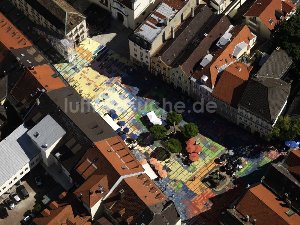 Weilheim von oben - Gemalte Kandinsky Stadtansicht auf farbigen Pflastersteinen des Marktplatzes in Weilheim im Bundesland Bayern