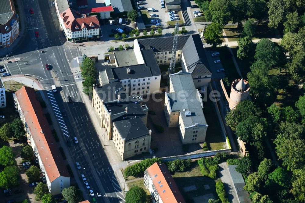 Prenzlau von oben - Gerichts- Gebäudekomplex des Amtsgerichtes und des Polizeirevier in Prenzlau im Bundesland Brandenburg, Deutschland