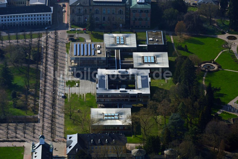 Karlsruhe aus der Vogelperspektive: Gerichts- Gebäudekomplex des Bundesverfassungsgericht in Karlsruhe im Bundesland Baden-Württemberg, Deutschland