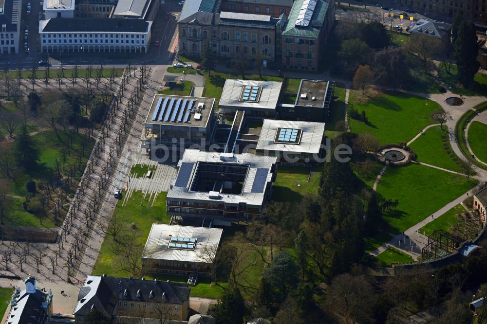 Luftbild Karlsruhe - Gerichts- Gebäudekomplex des Bundesverfassungsgericht in Karlsruhe im Bundesland Baden-Württemberg, Deutschland