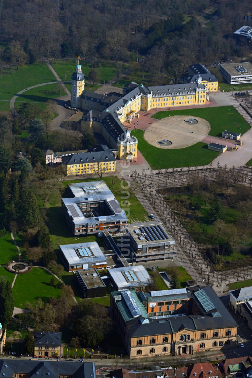 Luftaufnahme Karlsruhe - Gerichts- Gebäudekomplex des Bundesverfassungsgericht in Karlsruhe im Bundesland Baden-Württemberg, Deutschland