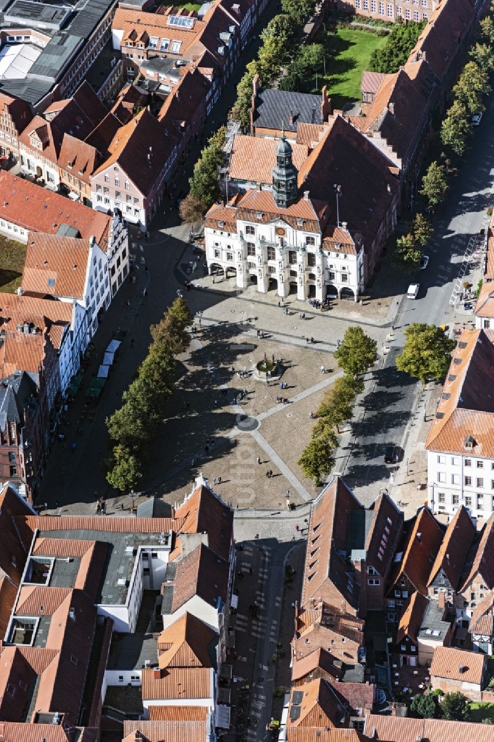 Luftaufnahme Lüneburg - Gerichts- Gebäudekomplex des Landgericht Lüneburg am Marktplatz in Lüneburg im Bundesland Niedersachsen, Deutschland