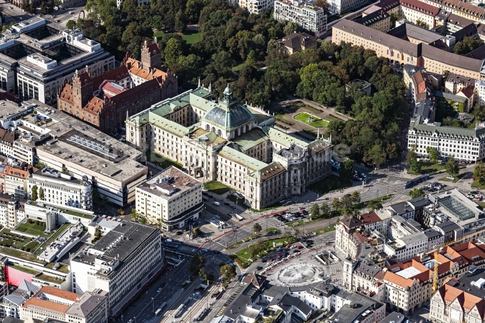 München von oben - Gerichts- Gebäudekomplex des Landgericht und Oberlandesgericht und der Karlsplatz Stachus in München im Bundesland Bayern, Deutschland