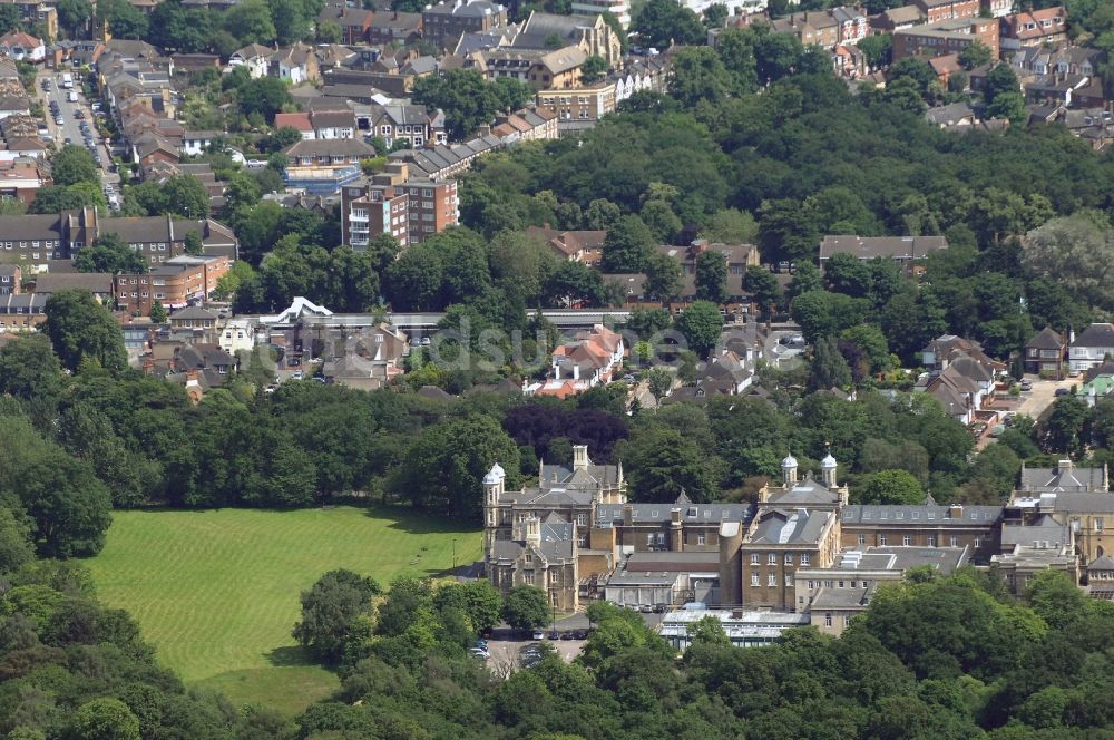 Luftaufnahme London - Gerichtsgebäude des Snaresbrook Crown Court im Stadtteil Snaresbrook in London in der Grafschaft Greater London in Großbritannien