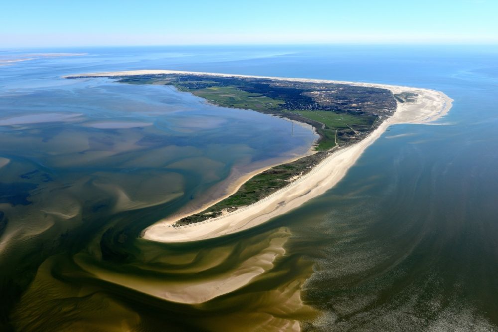 Norddorf von oben - Gesamtansicht der Nordseeinsel Amrum mit Sandstrand- Landschaft im Bundesland Schleswig-Holstein