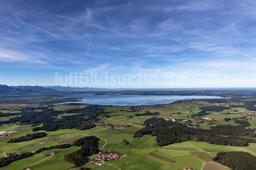 Übersee aus der Vogelperspektive: Gesamtansicht See- Insel des Chiemsee in Übersee im Bundesland Bayern, Deutschland
