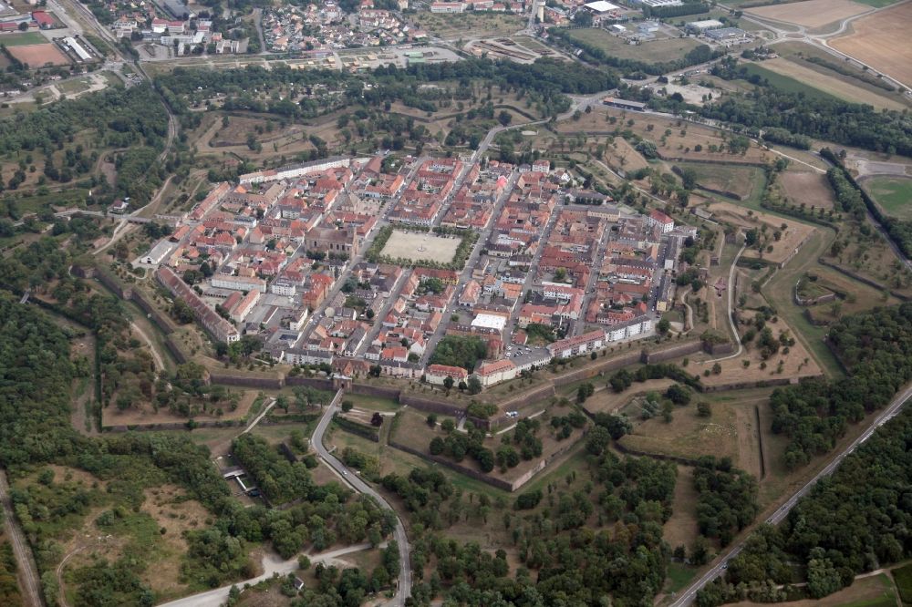 Luftaufnahme Neuf-Brisach - Gesamtansicht der Stadt und Festungsanlage Neuf-Brisach in Frankreich