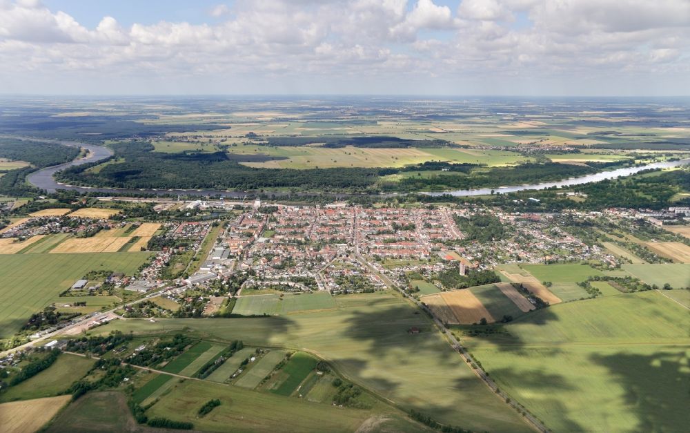 Luftbild Aken - Gesamtübersicht und Stadtgebiet mit Außenbezirken und Innenstadtbereich in Aken im Bundesland Sachsen-Anhalt, Deutschland