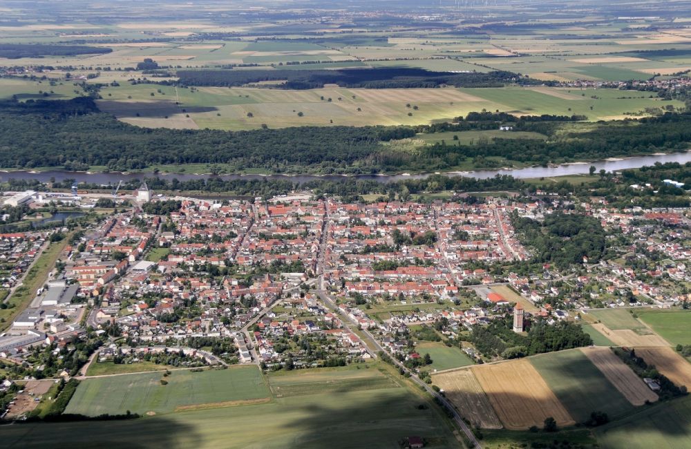 Luftaufnahme Aken - Gesamtübersicht und Stadtgebiet mit Außenbezirken und Innenstadtbereich in Aken im Bundesland Sachsen-Anhalt, Deutschland