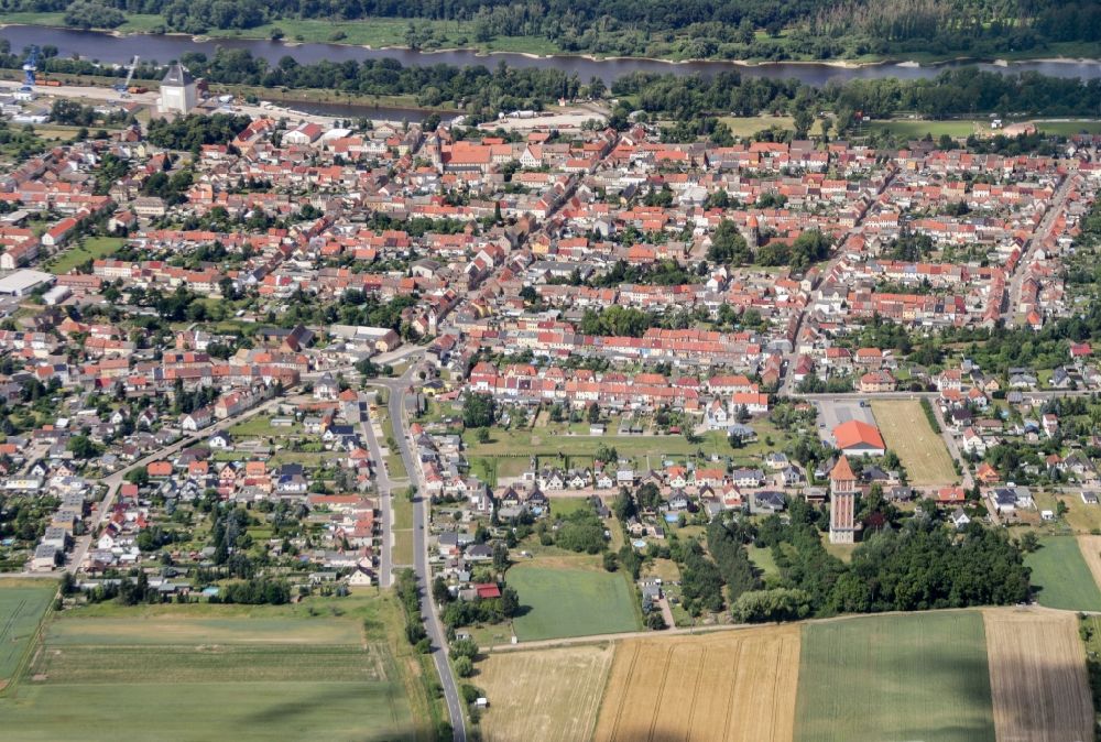 Aken von oben - Gesamtübersicht und Stadtgebiet mit Außenbezirken und Innenstadtbereich in Aken im Bundesland Sachsen-Anhalt, Deutschland