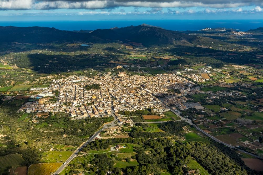 Arta aus der Vogelperspektive: Gesamtübersicht und Stadtgebiet mit Außenbezirken und Innenstadtbereich in Arta in Balearische Insel Mallorca, Spanien