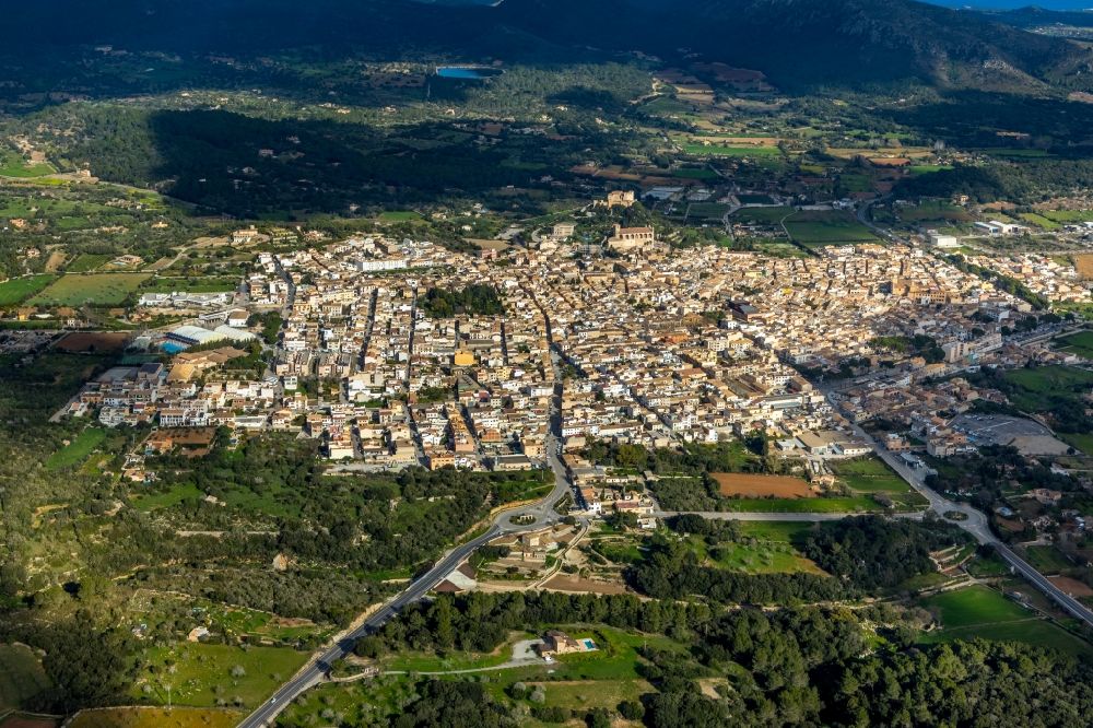 Luftbild Arta - Gesamtübersicht und Stadtgebiet mit Außenbezirken und Innenstadtbereich in Arta in Balearische Insel Mallorca, Spanien