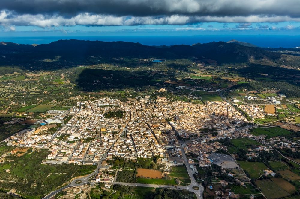 Luftaufnahme Arta - Gesamtübersicht und Stadtgebiet mit Außenbezirken und Innenstadtbereich in Arta in Balearische Insel Mallorca, Spanien