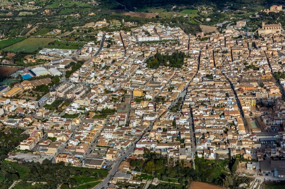 Arta von oben - Gesamtübersicht und Stadtgebiet mit Außenbezirken und Innenstadtbereich in Arta in Balearische Insel Mallorca, Spanien