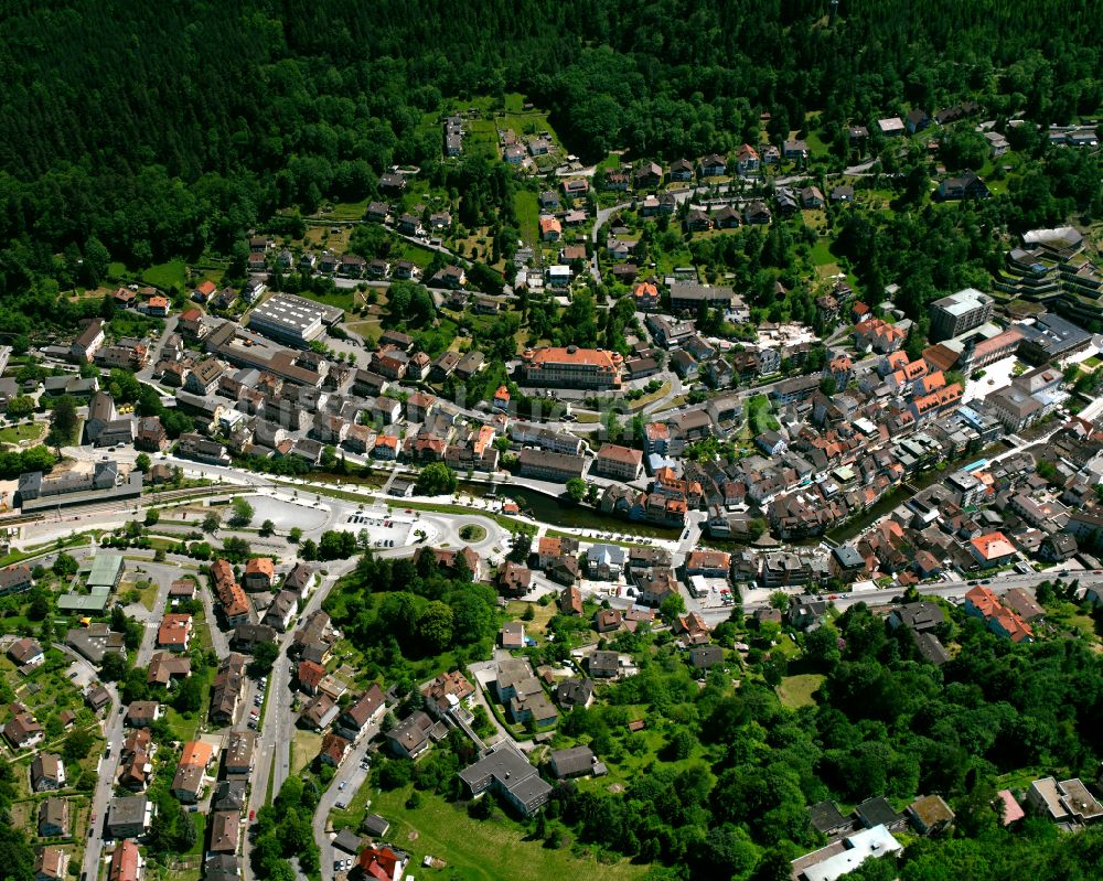 Luftaufnahme Bad Wildbad - Gesamtübersicht und Stadtgebiet mit Außenbezirken und Innenstadtbereich in Bad Wildbad im Bundesland Baden-Württemberg, Deutschland
