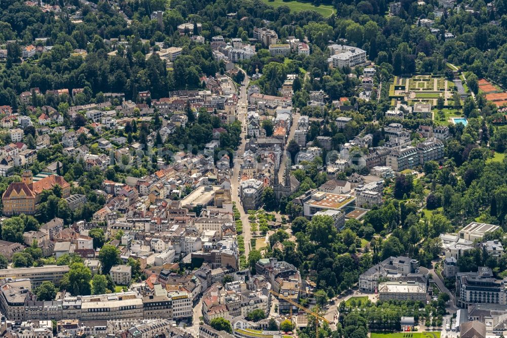 Baden-Baden von oben - Gesamtübersicht und Stadtgebiet mit Außenbezirken und Innenstadtbereich in Baden-Baden im Bundesland Baden-Württemberg, Deutschland