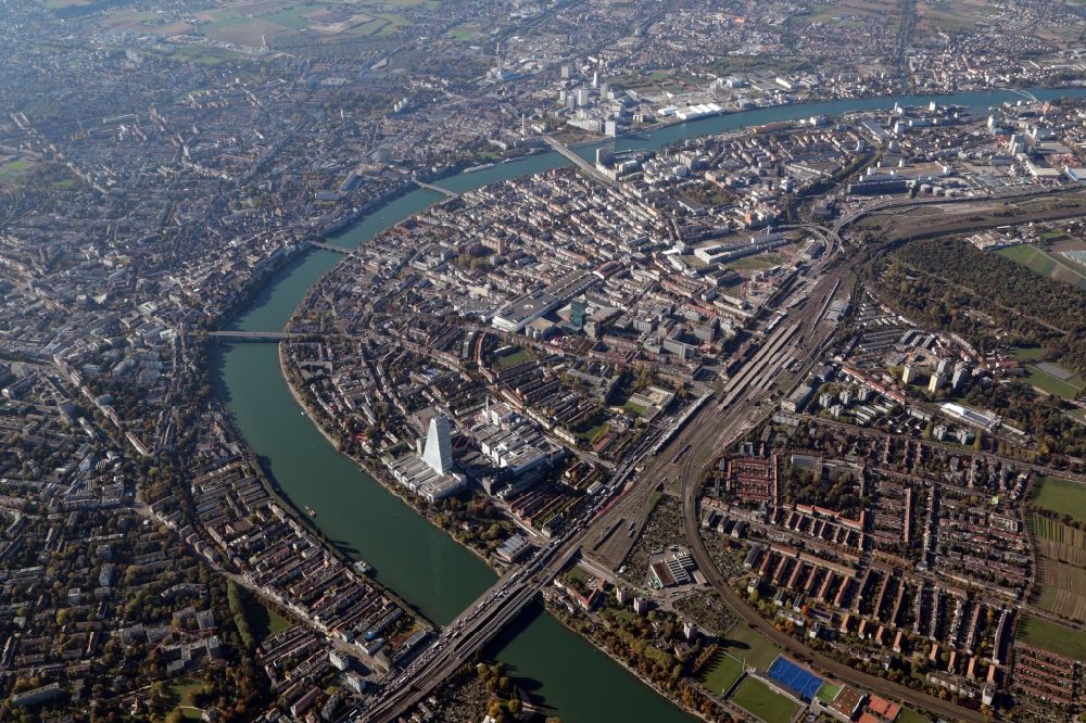 Luftbild Basel - Gesamtübersicht und Stadtgebiet mit Außenbezirken und Innenstadtbereich in Basel, Schweiz