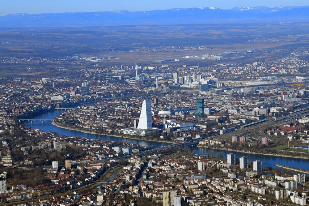 Basel von oben - Gesamtübersicht und Stadtgebiet mit Außenbezirken und Innenstadtbereich in Basel, Schweiz