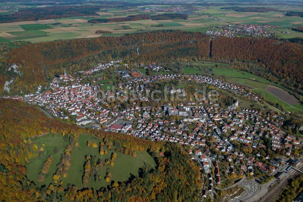Blaubeuren von oben - Gesamtübersicht und Stadtgebiet mit Außenbezirken und Innenstadtbereich in Blaubeuren im Bundesland Baden-Württemberg, Deutschland