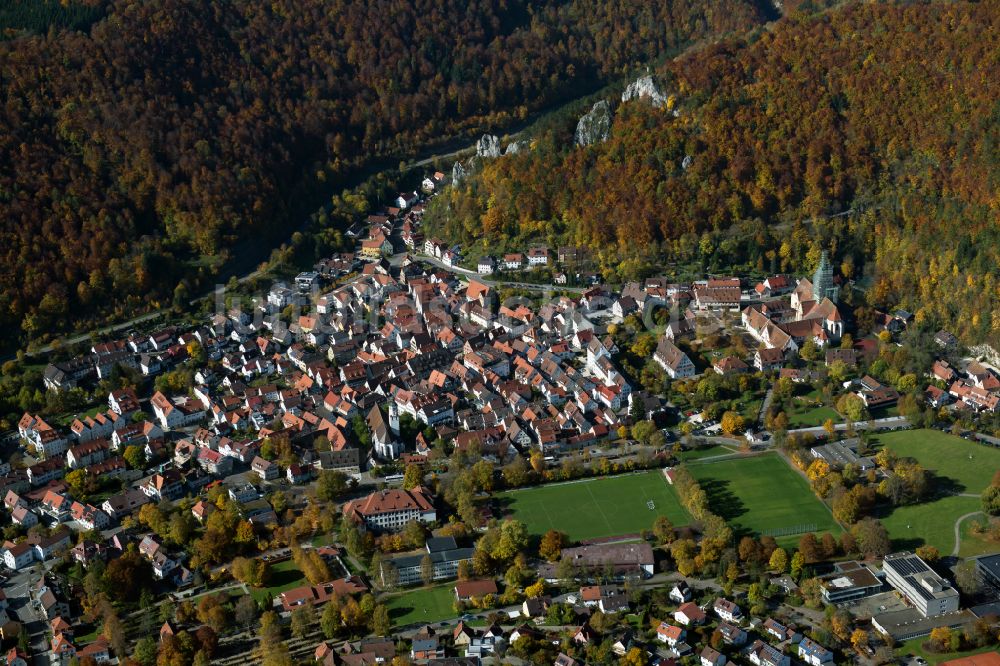 Luftbild Blaubeuren - Gesamtübersicht und Stadtgebiet mit Außenbezirken und Innenstadtbereich in Blaubeuren im Bundesland Baden-Württemberg, Deutschland