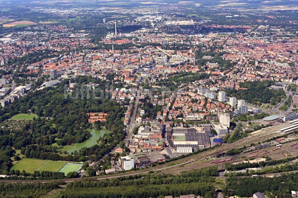 Braunschweig von oben - Gesamtübersicht und Stadtgebiet mit Außenbezirken und Innenstadtbereich in Braunschweig im Bundesland Niedersachsen, Deutschland