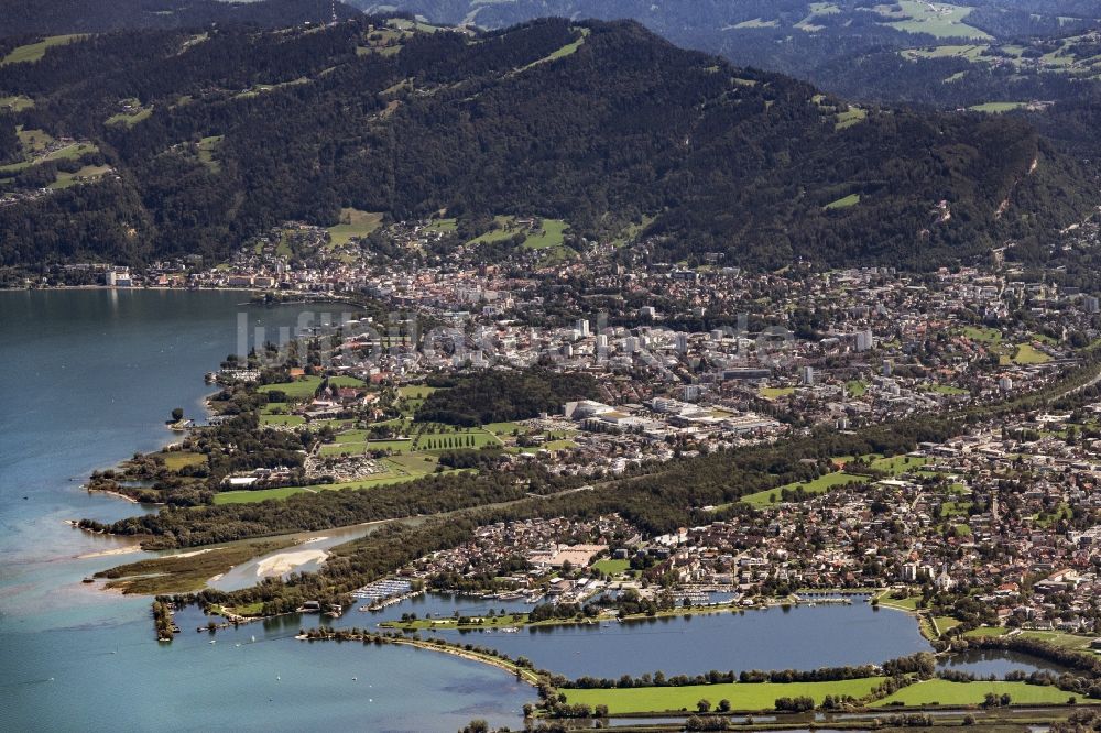 Luftbild Bregenz - Gesamtübersicht und Stadtgebiet mit Außenbezirken und Innenstadtbereich in Bregenz in Vorarlberg, Österreich