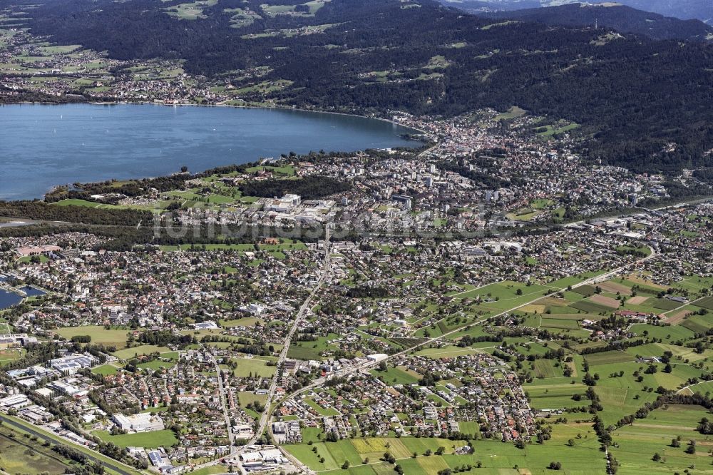 Bregenz aus der Vogelperspektive: Gesamtübersicht und Stadtgebiet mit Außenbezirken und Innenstadtbereich in Bregenz in Vorarlberg, Österreich