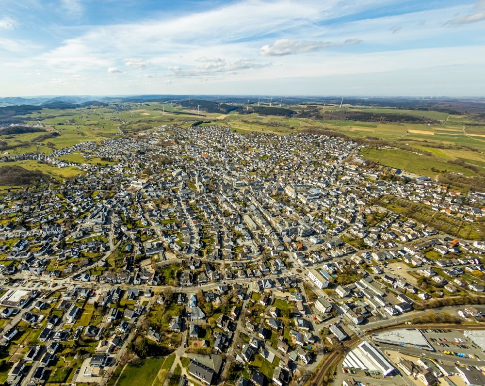 Luftaufnahme Brilon - Gesamtübersicht und Stadtgebiet mit Außenbezirken und Innenstadtbereich in Brilon im Bundesland Nordrhein-Westfalen, Deutschland