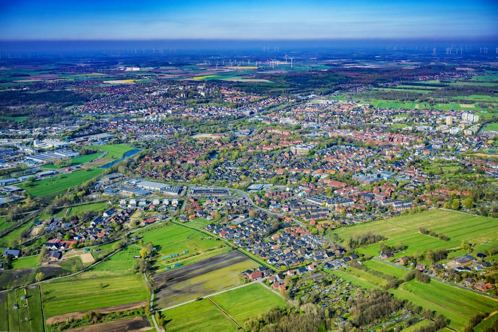 Buxtehude von oben - Gesamtübersicht und Stadtgebiet mit Außenbezirken und Innenstadtbereich in Buxtehude im Bundesland Niedersachsen, Deutschland