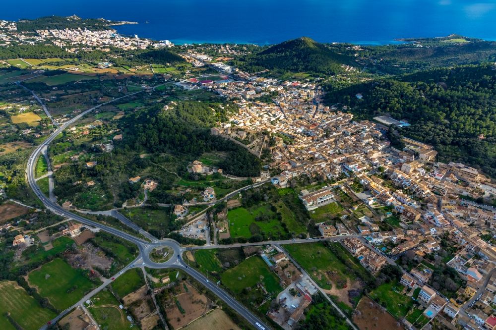 Luftbild Capdepera - Gesamtübersicht und Stadtgebiet mit Außenbezirken und Innenstadtbereich in Capdepera in Balearische Insel Mallorca, Spanien