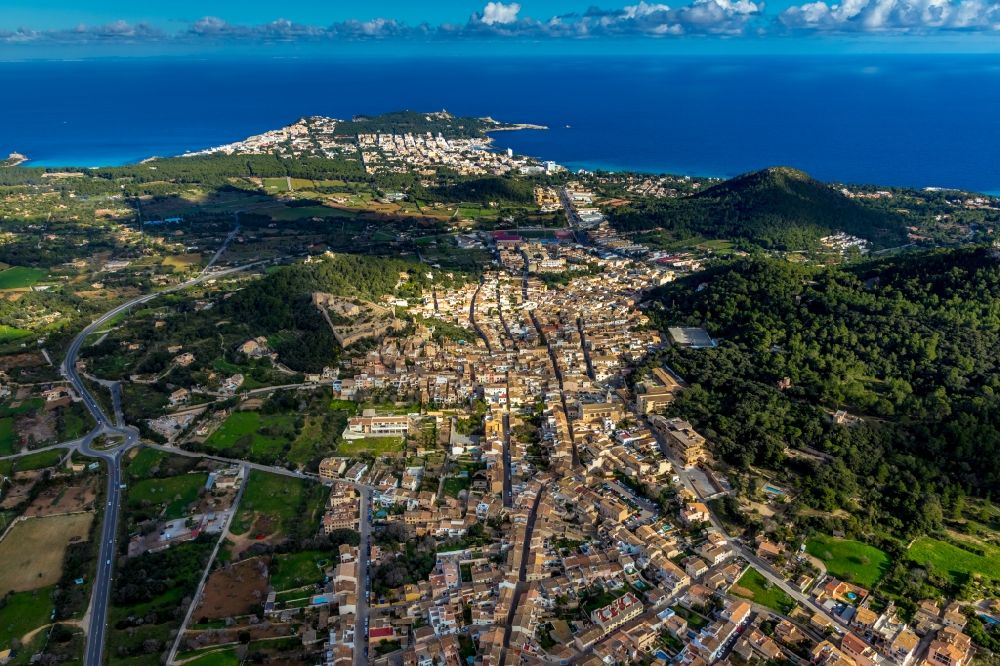 Luftaufnahme Capdepera - Gesamtübersicht und Stadtgebiet mit Außenbezirken und Innenstadtbereich in Capdepera in Balearische Insel Mallorca, Spanien