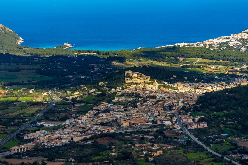 Capdepera aus der Vogelperspektive: Gesamtübersicht und Stadtgebiet mit Außenbezirken und Innenstadtbereich in Capdepera in Balearische Insel Mallorca, Spanien