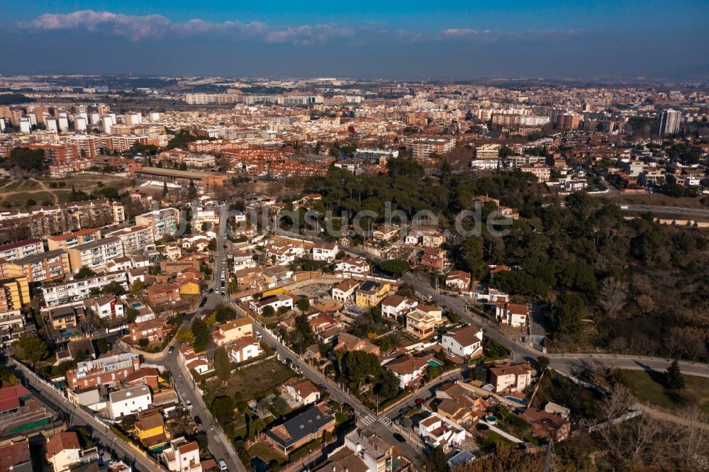 Luftbild Cerdanyola del Valles - Gesamtübersicht und Stadtgebiet mit Außenbezirken und Innenstadtbereich in Cerdanyola del Valles in Catalunya - Katalonien, Spanien