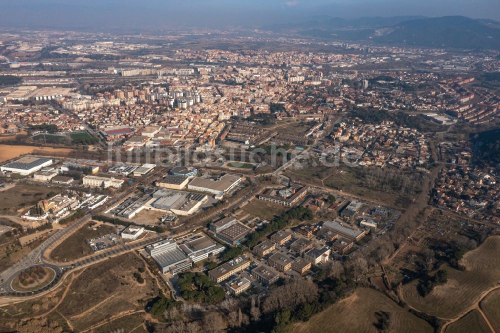 Cerdanyola del Valles von oben - Gesamtübersicht und Stadtgebiet mit Außenbezirken und Innenstadtbereich in Cerdanyola del Valles in Catalunya - Katalonien, Spanien