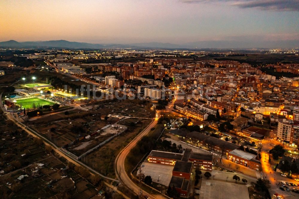 Luftaufnahme Cerdanyola del Valles - Gesamtübersicht und Stadtgebiet mit Außenbezirken und Innenstadtbereich in Cerdanyola del Valles in Catalunya - Katalonien, Spanien