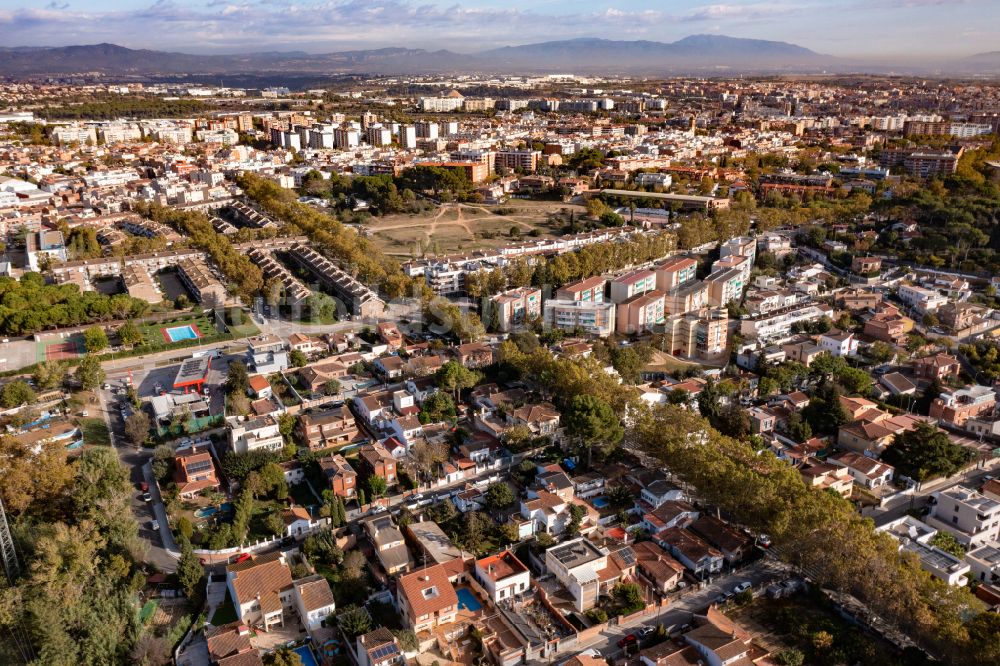 Cerdanyola del Valles aus der Vogelperspektive: Gesamtübersicht und Stadtgebiet mit Außenbezirken und Innenstadtbereich in Cerdanyola del Valles in Catalunya - Katalonien, Spanien