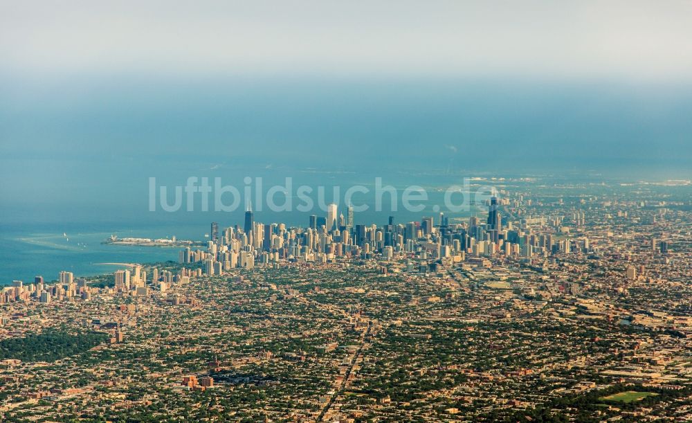 Chicago aus der Vogelperspektive: Gesamtübersicht und Stadtgebiet mit Außenbezirken und Innenstadtbereich in Chicago in Illinois, USA