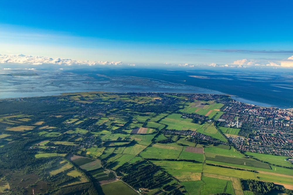 Luftaufnahme Cuxhaven - Gesamtübersicht und Stadtgebiet mit Außenbezirken und Innenstadtbereich in Cuxhaven im Bundesland Niedersachsen, Deutschland