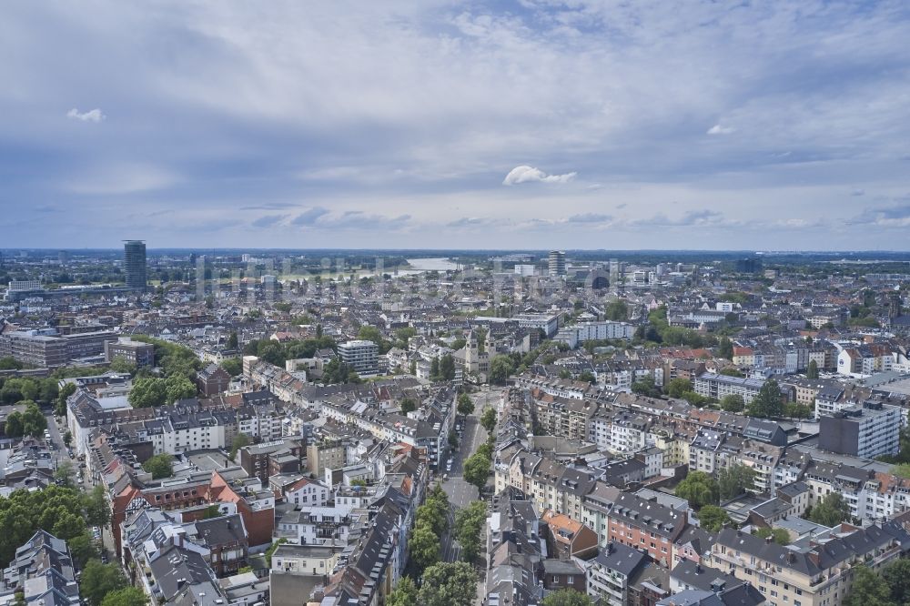 Luftaufnahme Düsseldorf - Gesamtübersicht und Stadtgebiet mit Außenbezirken und Innenstadtbereich in Düsseldorf im Bundesland Nordrhein-Westfalen, Deutschland