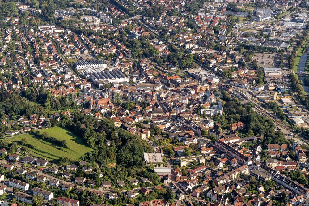 Luftbild Emmendingen - Gesamtübersicht und Stadtgebiet mit Außenbezirken und Innenstadtbereich in Emmendingen im Bundesland Baden-Württemberg, Deutschland