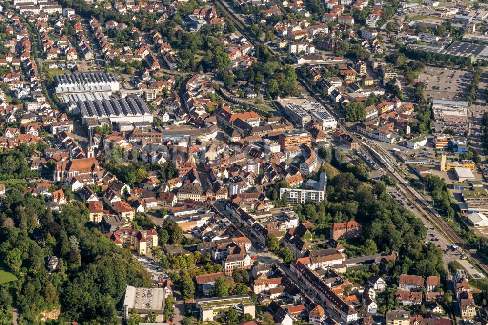 Emmendingen von oben - Gesamtübersicht und Stadtgebiet mit Außenbezirken und Innenstadtbereich in Emmendingen im Bundesland Baden-Württemberg, Deutschland